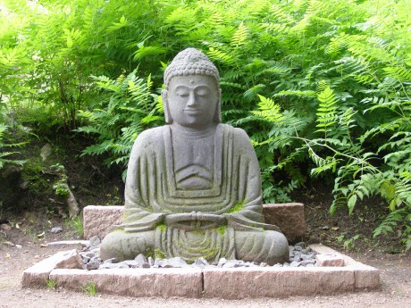 Sedící Buddha v japonské zahradě v SRN v Kaiserslautern