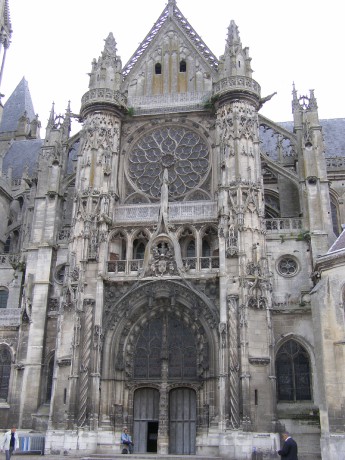 Chartres, jako v každé katedrále..