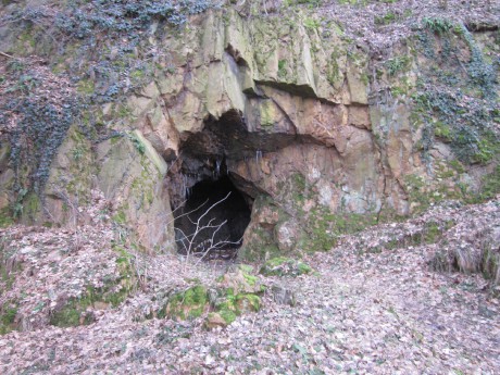 Réna-jeskyně na úpatí u řeky